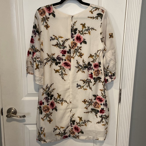 Belongsci White Floral Vneck Bell Sleeve Shift Dress - Picture 6 of 9